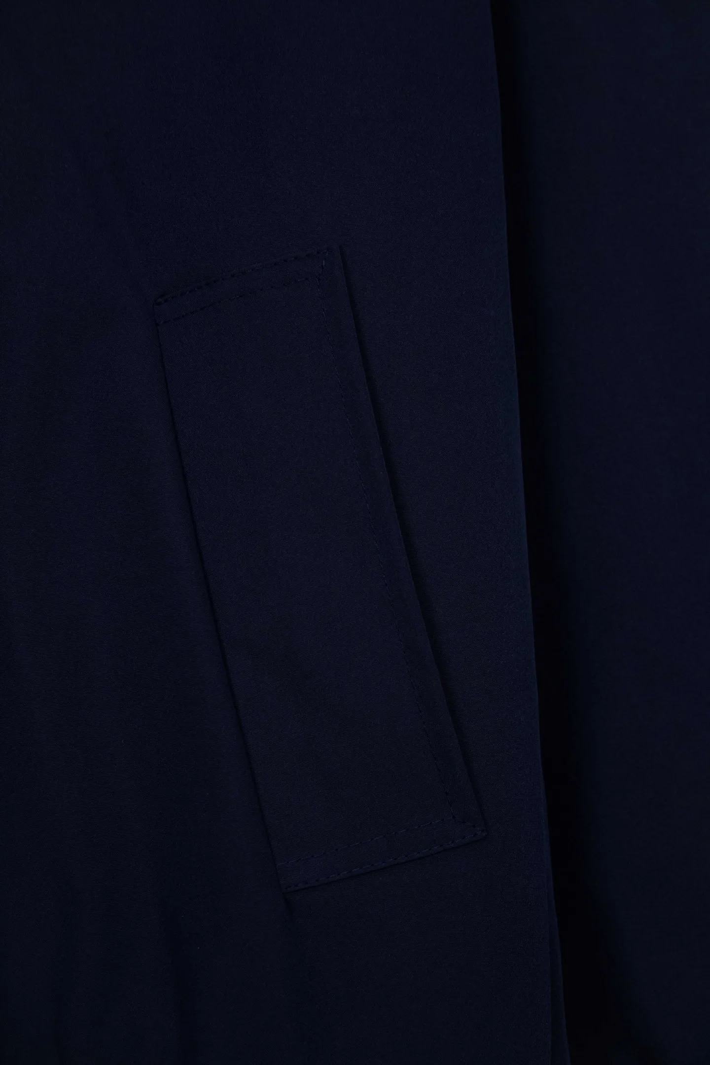 P350 Ralh Lauren men's old money style veteran stand collar workwear Harrington jacket. Ralh Lauren has gone crazy this year. The upper body of major Internet celebrities. The fabric has a double-layer shin feel and is full of weight! It's not as heavy as a regular jacket, and the ordinary cotton material feels really different. This one is super comfortable, soft and stylish, and has a green plaid interior that has a retro movie fashion feel! The fit is loose but not baggy. The size is just right and not too picky. The dropped shoulder design modifies the shoulder shape without making it look bulky. This silhouette is a style that will never go out of style after being worn for a long time. The upper body is also very durable and recognizable. The loose and reasonable fit can be worn by both men and women, making it easy to create a clean and refreshing youthful look. The embroidery on the chest is all German Oman embroidery fiber with original data. The embroidery process is very particular. It uses Japanese Tajima machines to ensure the embroidery is exquisite and three-dimensional. That is what I said is different from the ones on the market. Regarding the workmanship, the version is a loose version and can be used by boys and girls!! Color: black, navy, size: S-XL